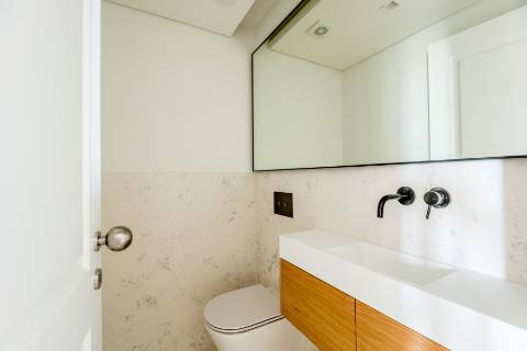 Apartamento T1+1, em prédio recuperado com elevador no Chiado