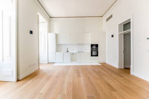 Apartamento T2, em prédio recuperado com elevador no Chiado