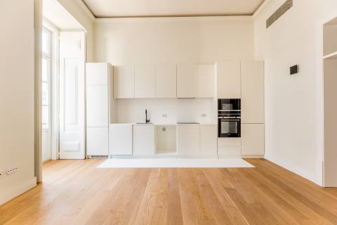 Apartamento T2, em prédio recuperado com elevador no Chiado