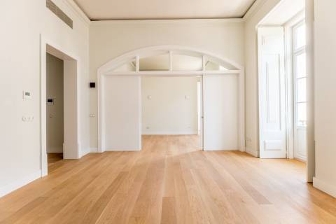 Apartamento T2, em prédio recuperado com elevador no Chiado