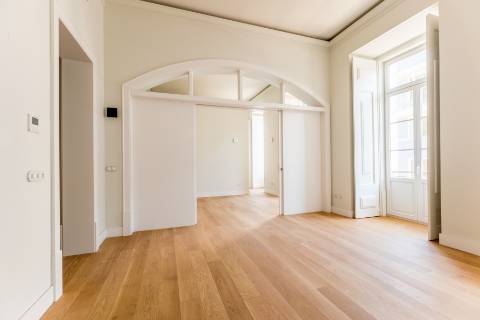 Apartamento T2, em prédio recuperado com elevador no Chiado