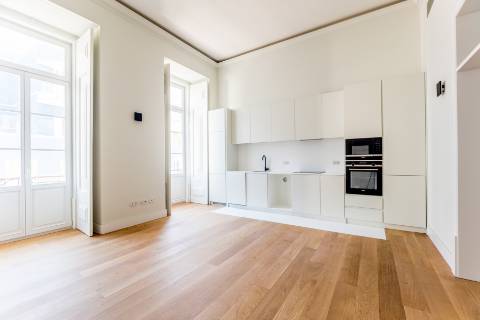 Apartamento T2, em prédio recuperado com elevador no Chiado