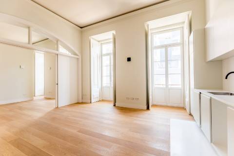 Apartamento T2, em prédio recuperado com elevador no Chiado