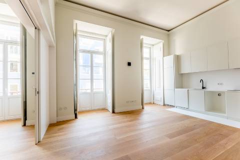 Apartamento T2, em prédio recuperado com elevador no Chiado