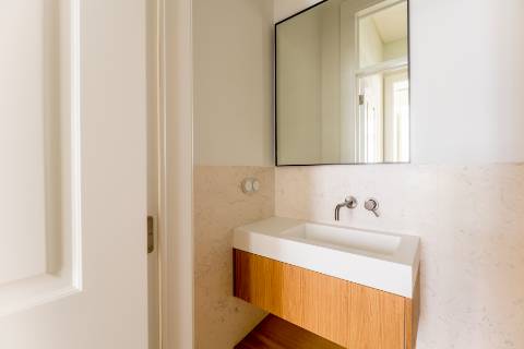 Apartamento T2, em prédio recuperado com elevador no Chiado