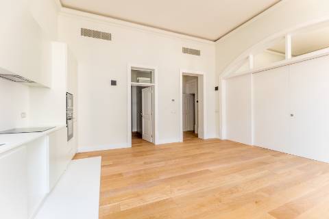 Apartamento T2, em prédio recuperado com elevador no Chiado