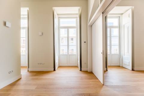 Apartamento T2, em prédio recuperado com elevador no Chiado