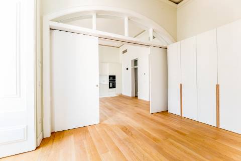 Apartamento T2, em prédio recuperado com elevador no Chiado