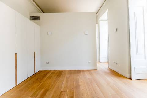 Apartamento T2, em prédio recuperado com elevador no Chiado