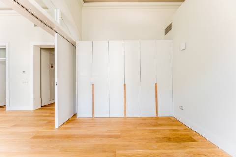 Apartamento T2, em prédio recuperado com elevador no Chiado