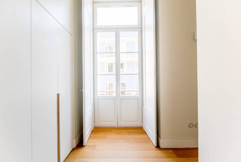 Apartamento T2, em prédio recuperado com elevador no Chiado