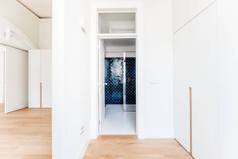 Apartamento T2, em prédio recuperado com elevador no Chiado