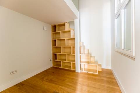 Apartamento T2, em prédio recuperado com elevador no Chiado