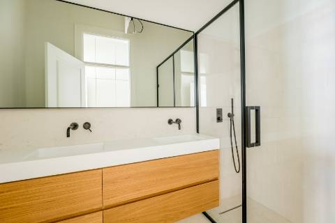 Apartamento T2, em prédio recuperado com elevador no Chiado