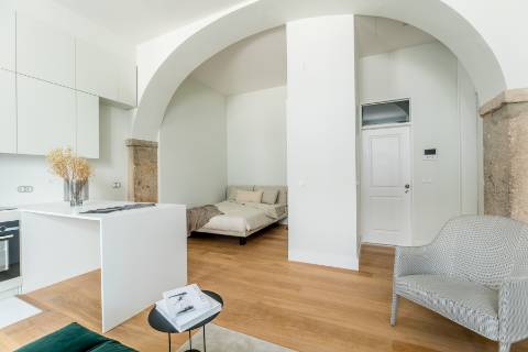 Studio, em prédio recuperado com elevador no Chiado