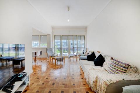 Apartamento T4 com duas frentes ao lado do Parque da Cidade em Aldoar, Porto