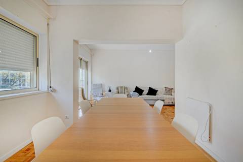 Apartamento T4 com duas frentes ao lado do Parque da Cidade em Aldoar, Porto