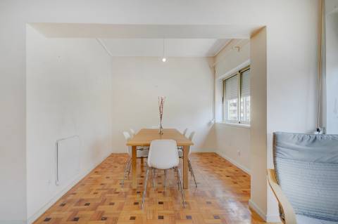 Apartamento T4 com duas frentes ao lado do Parque da Cidade em Aldoar, Porto