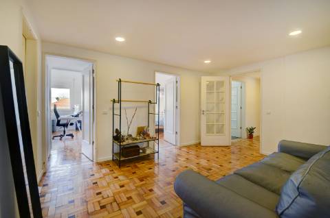 Apartamento T4 com duas frentes ao lado do Parque da Cidade em Aldoar, Porto