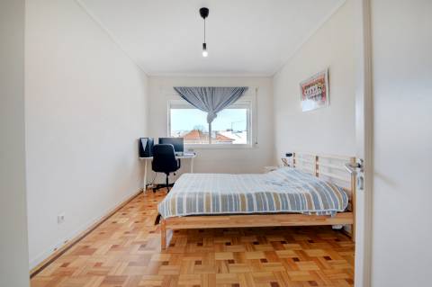 Apartamento T4 com duas frentes ao lado do Parque da Cidade em Aldoar, Porto