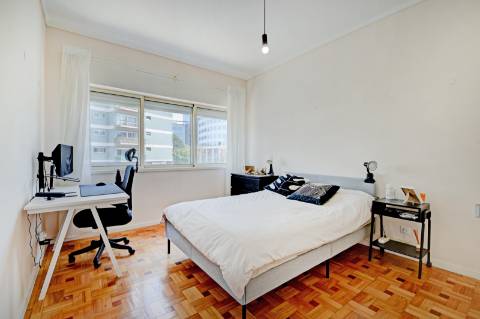 Apartamento T4 com duas frentes ao lado do Parque da Cidade em Aldoar, Porto