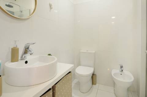 Apartamento T4 com duas frentes ao lado do Parque da Cidade em Aldoar, Porto