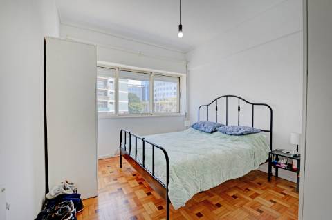 Apartamento T4 com duas frentes ao lado do Parque da Cidade em Aldoar, Porto