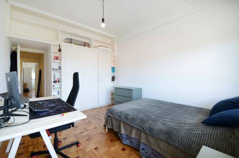 Apartamento T4 com duas frentes ao lado do Parque da Cidade em Aldoar, Porto