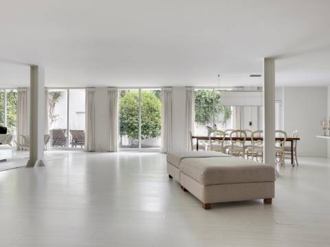 Loft com duplo pé direito, pátio e garagem no coração da Lapa!