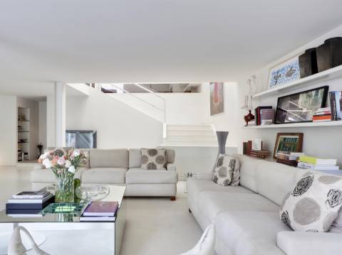 Loft com duplo pé direito, pátio e garagem no coração da Lapa!