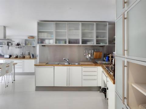 Loft com duplo pé direito, pátio e garagem no coração da Lapa!