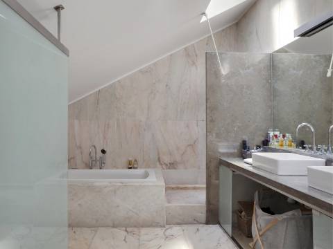 Loft com duplo pé direito, pátio e garagem no coração da Lapa!