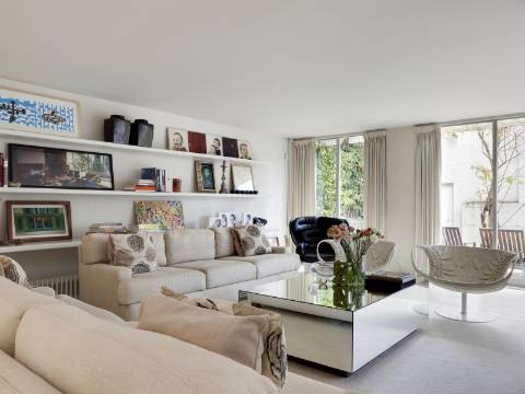 Loft com duplo pé direito, pátio e garagem no coração da Lapa!