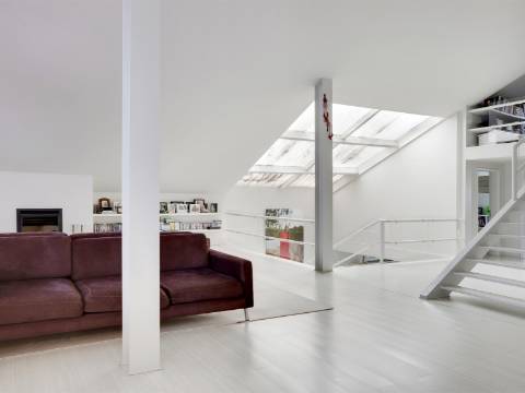 Loft com duplo pé direito, pátio e garagem no coração da Lapa!