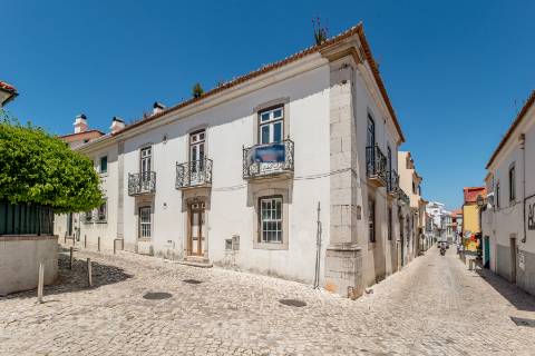 Casa senhorial com jardim privativo, para recuperar, com projecto aprovado, no centro histórico de Cascais