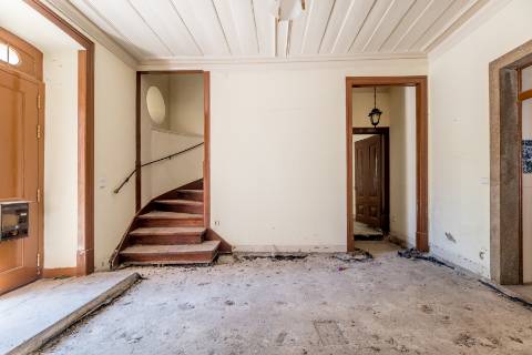 Casa senhorial com jardim privativo, para recuperar, com projecto aprovado, no centro histórico de Cascais