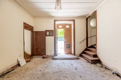 Casa senhorial com jardim privativo, para recuperar, com projecto aprovado, no centro histórico de Cascais