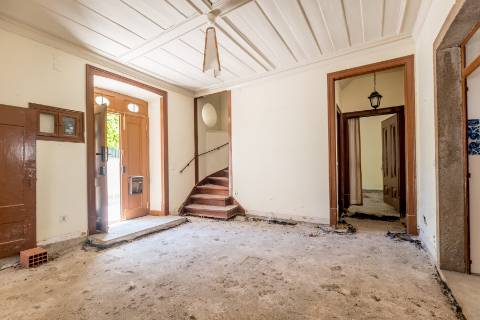 Casa senhorial com jardim privativo, para recuperar, com projecto aprovado, no centro histórico de Cascais