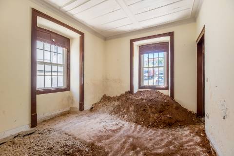 Casa senhorial com jardim privativo, para recuperar, com projecto aprovado, no centro histórico de Cascais