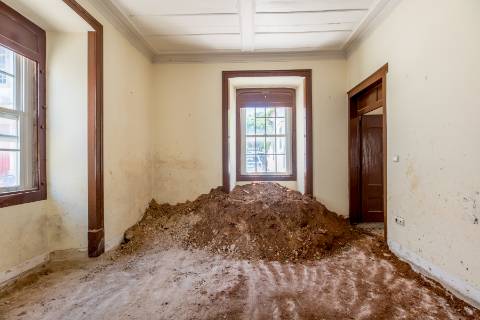 Casa senhorial com jardim privativo, para recuperar, com projecto aprovado, no centro histórico de Cascais