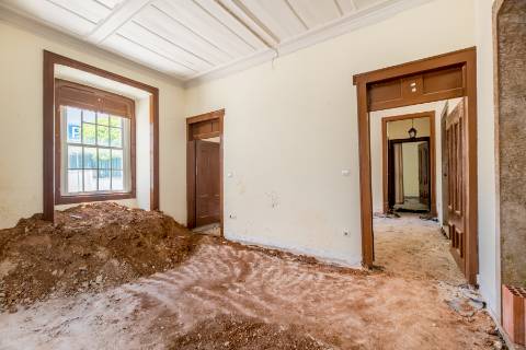 Casa senhorial com jardim privativo, para recuperar, com projecto aprovado, no centro histórico de Cascais