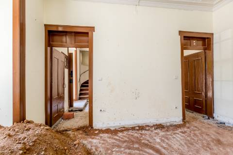 Casa senhorial com jardim privativo, para recuperar, com projecto aprovado, no centro histórico de Cascais