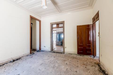 Casa senhorial com jardim privativo, para recuperar, com projecto aprovado, no centro histórico de Cascais