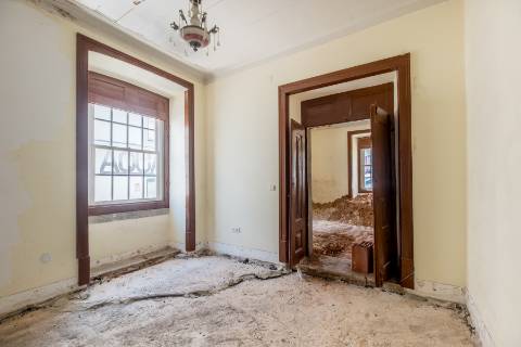 Casa senhorial com jardim privativo, para recuperar, com projecto aprovado, no centro histórico de Cascais