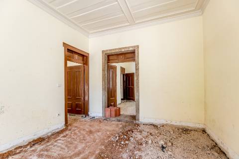 Casa senhorial com jardim privativo, para recuperar, com projecto aprovado, no centro histórico de Cascais