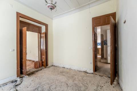 Casa senhorial com jardim privativo, para recuperar, com projecto aprovado, no centro histórico de Cascais