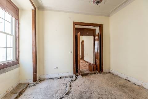 Casa senhorial com jardim privativo, para recuperar, com projecto aprovado, no centro histórico de Cascais