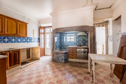 Casa senhorial com jardim privativo, para recuperar, com projecto aprovado, no centro histórico de Cascais