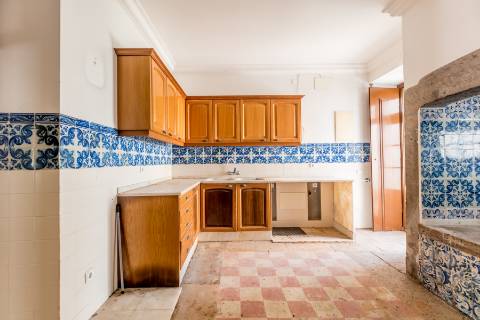 Casa senhorial com jardim privativo, para recuperar, com projecto aprovado, no centro histórico de Cascais