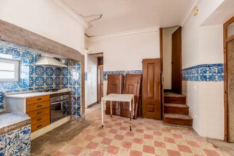 Casa senhorial com jardim privativo, para recuperar, com projecto aprovado, no centro histórico de Cascais